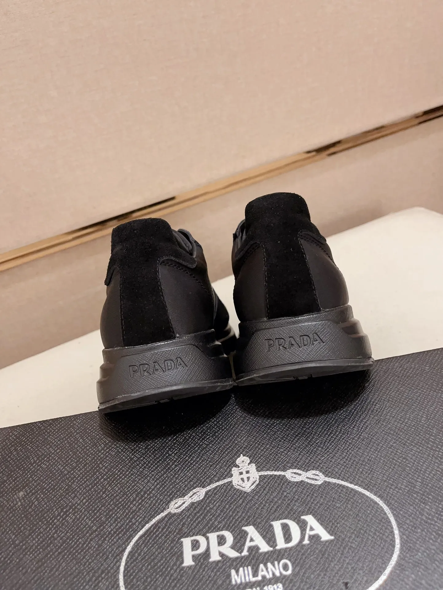Men's shoes💰 540💰 ✔️✔️✔️Higher version High-quality new PRADA (Prada) counters are launched simultaneously. The new men's shoes and 😘fabric are made of selected first-layer cowhide ➕ breathable fabric technology. Lining: Full cowhide lining. 👍🏿 High-end ☄️ air-cushion molded anti-slip rubber outsole, exquisite lines, simple and elegant, comfortable and high-end for leisure travel. Code number: 38 to 44 (45 can be customized)